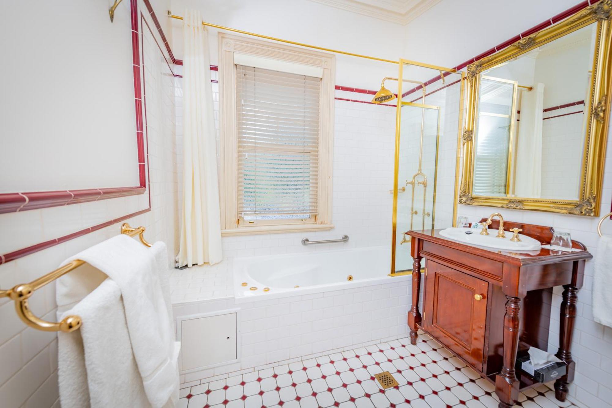Cobb & Co Court Boutique Hotel 4*